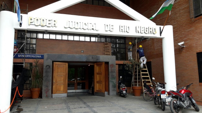 Limpieza y reparaci&oacute;n de la fachada del Poder Judicial en Viedma